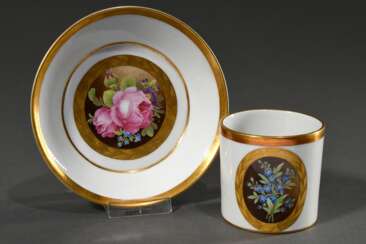 Zylindrische Fürstenberg Tasse/UT mit lupenfeinen Malerei Kartuschen &quot;Vergissmeinnicht&quot; und &quot;Rose&quot; in radierter Goldrahmung, Anfang 19.Jh., Porzellan polychrom und goldstaffiert, Unterglasurblaue F-Ma…