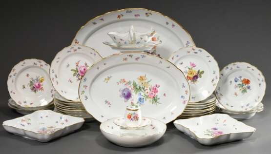 32 Teile Meissen Speiseservice "Deutsche Blume" mit Streublümchen und Insekten, Porzellan polychrom staffiert, Ende 19. Jh., bestehend aus: 18 Speiseteller (Ø 24cm), 6 tiefe Teller (Ø 23cm), 2 große ovale Platt… - photo 1