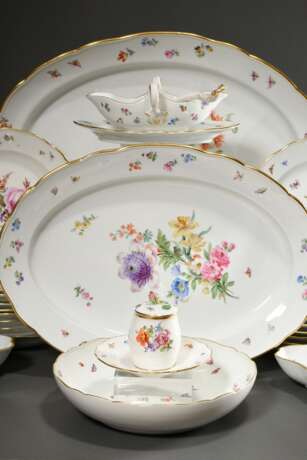 32 Teile Meissen Speiseservice "Deutsche Blume" mit Streublümchen und Insekten, Porzellan polychrom staffiert, Ende 19. Jh., bestehend aus: 18 Speiseteller (Ø 24cm), 6 tiefe Teller (Ø 23cm), 2 große ovale Platt… - photo 2