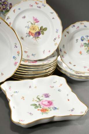 32 Teile Meissen Speiseservice "Deutsche Blume" mit Streublümchen und Insekten, Porzellan polychrom staffiert, Ende 19. Jh., bestehend aus: 18 Speiseteller (Ø 24cm), 6 tiefe Teller (Ø 23cm), 2 große ovale Platt… - photo 3