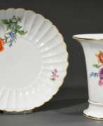 Übersicht. 2 Diverse Teile Meissen Porzellan mit polychromer Malerei &quot;Deutsche Blume&quot; und Goldstaffage, Mitte 20.Jh.: Fächerschale (Ø 23cm) und Kratervase (H. 16,5cm)