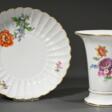 2 Diverse Teile Meissen Porzellan mit polychromer Malerei &quot;Deutsche Blume&quot; und Goldstaffage, Mitte 20.Jh.: Fächerschale (Ø 23cm) und Kratervase (H. 16,5cm) - Аукционные цены