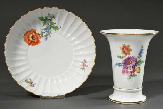 2 Diverse Teile Meissen Porzellan mit polychromer Malerei "Deutsche Blume" und Goldstaffage, Mitte 20.Jh.: Fächerschale (Ø 23cm) und Kratervase (H. 16,5cm) - фото 1