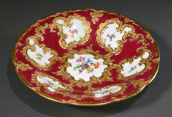 Meissen Prunkschale "Streublümchen" in Rocaille Kartuschen auf Purpurfond, Porzellan polychrom- und goldstaffiert, Modellnr.: C139, Bossierernr.: 58, Jahreszeichen: 1966, Dekor- und Malernr: 7186 34, Ø28cm, min… - фото 1