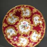 Meissen Prunkschale "Streublümchen" in Rocaille Kartuschen auf Purpurfond, Porzellan polychrom- und goldstaffiert, Modellnr.: C139, Bossierernr.: 58, Jahreszeichen: 1966, Dekor- und Malernr: 7186 34, Ø28cm, min… - фото 2