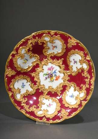 Meissen Prunkschale "Streublümchen" in Rocaille Kartuschen auf Purpurfond, Porzellan polychrom- und goldstaffiert, Modellnr.: C139, Bossierernr.: 58, Jahreszeichen: 1966, Dekor- und Malernr: 7186 34, Ø28cm, min… - фото 2