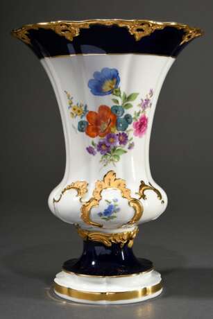 Meissen Prunkvase "Deutsche Blume" in B-Form mit Rocaille Relief, Porzellan polychrom, kobaltblau- und goldstaffiert, Modellnr.: 2790, Bossierernr.: 77?, Jahreszeichen: 1970, Dekor- und Malernr.: 332g 35, H. 25… - Foto 1