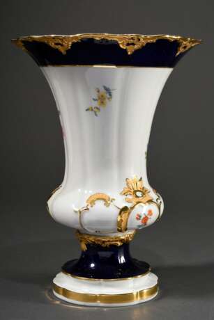 Meissen Prunkvase "Deutsche Blume" in B-Form mit Rocaille Relief, Porzellan polychrom, kobaltblau- und goldstaffiert, Modellnr.: 2790, Bossierernr.: 77?, Jahreszeichen: 1970, Dekor- und Malernr.: 332g 35, H. 25… - Foto 2