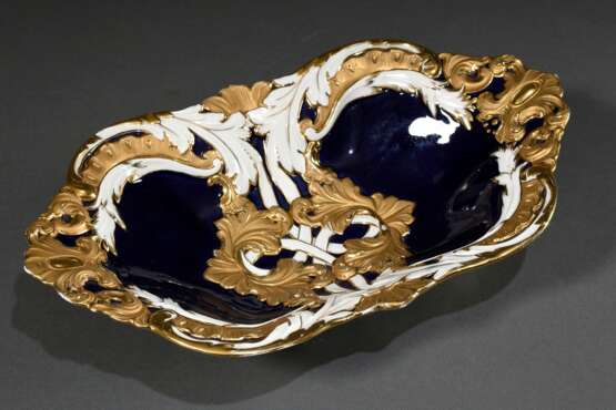 Meissen Prunkschale passig gerundet mit Goldrelief aus Rocaillen, Blattvoluten und Bandwerk auf kobalblauem Fond, Porzellan goldstaffiert, Modellnr. B185, Jahreszeichen: 1960, 31,3x19,5cm, 2 Schleifstr. - Foto 1