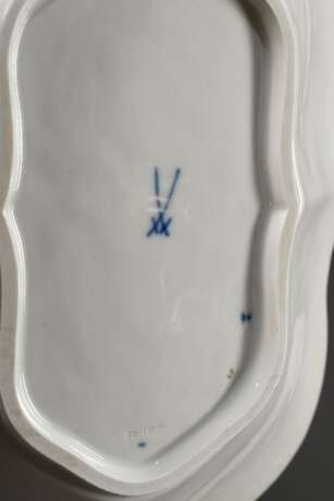 Meissen Prunkschale passig gerundet mit Goldrelief aus Rocaillen, Blattvoluten und Bandwerk auf kobalblauem Fond, Porzellan goldstaffiert, Modellnr. B185, Jahreszeichen: 1960, 31,3x19,5cm, 2 Schleifstr. - Foto 3