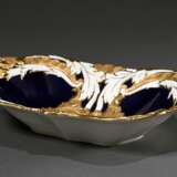 Meissen Prunkschale passig gerundet mit Goldrelief aus Rocaillen, Blattvoluten und Bandwerk auf kobalblauem Fond, Porzellan goldstaffiert, Modellnr. B185, Jahreszeichen: 1960, 31,3x19,5cm, 2 Schleifstr. - Foto 4