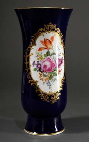 Meissen Tulpenvase, "Deutsche Blume" in Vierpass Kartusche auf kobaltblauem Fond, Porzellan polychrom und goldstaffiert, um 1950, Modellnr.: L261, H. 29cm - Foto 1