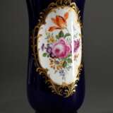 Meissen Tulpenvase, "Deutsche Blume" in Vierpass Kartusche auf kobaltblauem Fond, Porzellan polychrom und goldstaffiert, um 1950, Modellnr.: L261, H. 29cm - Foto 1