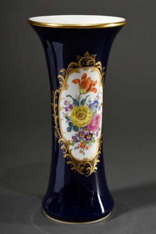 Meissen Stangenvase "Deutsche Blume" in Vierpass Kartusche auf kobaltblauem Fond, Porzellan polychrom und goldstaffiert, um 1950, Modellnr.: 480, H. 26cm, 2 Schleifstr., min berieben - Foto 1