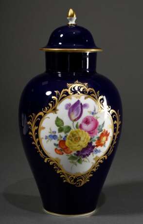 Meissen Deckelvase "Deutsche Blume" in Vierpass Kartusche auf kobaltblauem Fond, Porzellan polychrom und goldstaffiert, um 1950, Modellnr.: H127, Bossierernr.: 54, Jahreszeichen: 1966, Dekor- und Malernr.: 342a… - фото 1