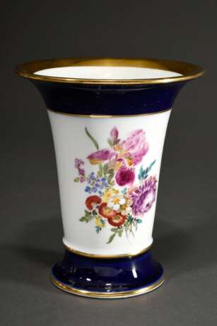 Meissen Kratervase mit Blumendekor und kobaltblau staffierten Rändern, Pfeifferzeit 1924-34, Modellnr.: Q22, H. 16,5cm, min. berieben - photo 1