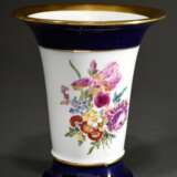 Meissen Kratervase mit Blumendekor und kobaltblau staffierten Rändern, Pfeifferzeit 1924-34, Modellnr.: Q22, H. 16,5cm, min. berieben - photo 1