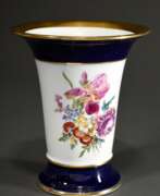 Overview. Meissen Kratervase mit Blumendekor und kobaltblau staffierten Rändern, Pfeifferzeit 1924-34, Modellnr.: Q22, H. 16,5cm, min. berieben