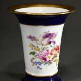 Meissen Kratervase mit Blumendekor und kobaltblau staffierten Rändern, Pfeifferzeit 1924-34, Modellnr.: Q22, H. 16,5cm, min. berieben - photo 2