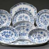 27 Teile Meissen Speiseservice "Zwiebelmuster", 19./20.Jh., bestehend aus: 9 Teller (Ø 25cm), 9 tiefe Teller (Ø 24cm), 1 große Fischplatte (56x27cm), 1 Grätenschale (26x18cm), 2 ovale Schalen (25/26,5x17/19cm),… - photo 3