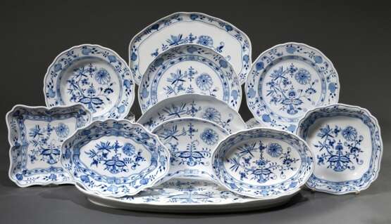 27 Teile Meissen Speiseservice "Zwiebelmuster", 19./20.Jh., bestehend aus: 9 Teller (Ø 25cm), 9 tiefe Teller (Ø 24cm), 1 große Fischplatte (56x27cm), 1 Grätenschale (26x18cm), 2 ovale Schalen (25/26,5x17/19cm),… - photo 3