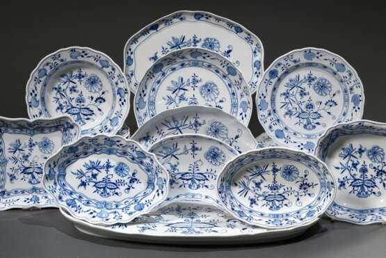 27 Teile Meissen Speiseservice "Zwiebelmuster", 19./20.Jh., bestehend aus: 9 Teller (Ø 25cm), 9 tiefe Teller (Ø 24cm), 1 große Fischplatte (56x27cm), 1 Grätenschale (26x18cm), 2 ovale Schalen (25/26,5x17/19cm),… - photo 4