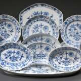 27 Teile Meissen Speiseservice "Zwiebelmuster", 19./20.Jh., bestehend aus: 9 Teller (Ø 25cm), 9 tiefe Teller (Ø 24cm), 1 große Fischplatte (56x27cm), 1 Grätenschale (26x18cm), 2 ovale Schalen (25/26,5x17/19cm),… - photo 4