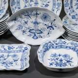 27 Teile Meissen Speiseservice "Zwiebelmuster", 19./20.Jh., bestehend aus: 9 Teller (Ø 25cm), 9 tiefe Teller (Ø 24cm), 1 große Fischplatte (56x27cm), 1 Grätenschale (26x18cm), 2 ovale Schalen (25/26,5x17/19cm),… - photo 1