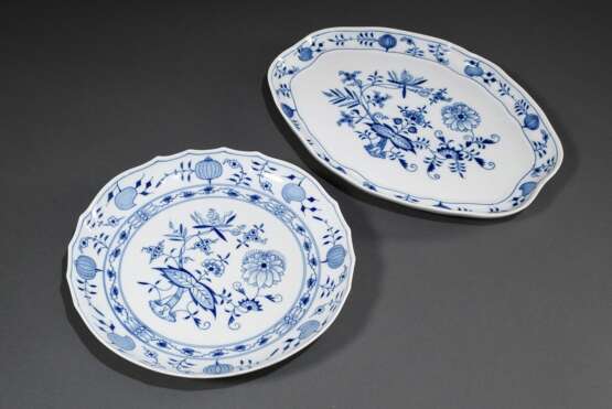 27 Teile Meissen Speiseservice "Zwiebelmuster", 19./20.Jh., bestehend aus: 9 Teller (Ø 25cm), 9 tiefe Teller (Ø 24cm), 1 große Fischplatte (56x27cm), 1 Grätenschale (26x18cm), 2 ovale Schalen (25/26,5x17/19cm),… - photo 2