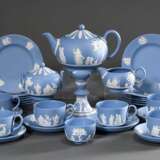 29 Teile Wedgwood Jasperware Teeservice mit klassischen Bisquitporzellan Reliefs auf hellblauem Fond für 12 Personen, England 20.Jh., bestehend aus: 12 Teetassen/UT (H. 6cm), 12 Teller (Ø 16,5cm), 1 Teekanne (H. 14cm), 1… - Foto 2