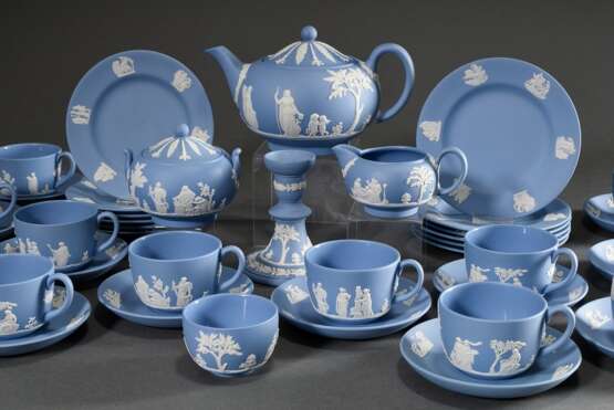 29 Teile Wedgwood Jasperware Teeservice mit klassischen Bisquitporzellan Reliefs auf hellblauem Fond für 12 Personen, England 20.Jh., bestehend aus: 12 Teetassen/UT (H. 6cm), 12 Teller (Ø 16,5cm), 1 Teekanne (H. 14cm), 1… - Foto 3