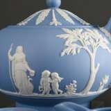 29 Teile Wedgwood Jasperware Teeservice mit klassischen Bisquitporzellan Reliefs auf hellblauem Fond für 12 Personen, England 20.Jh., bestehend aus: 12 Teetassen/UT (H. 6cm), 12 Teller (Ø 16,5cm), 1 Teekanne (H. 14cm), 1… - Foto 5