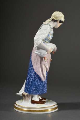 Meissen Figur "Gänsemagd" auf runder Plinthe, Porzellan polychrom und goldstaffiert, Entw.: Jacob Unger 1902, Ausf.: Knaufzeit Ende 19. Jh., Modellnr.: T175, Bossierernr.: 132, Malernr.: 71, H. 24cm - Foto 2