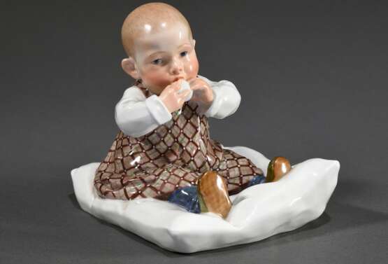 Meissen Hentschelkind "Kind auf Kissen“, Entw.: Konrad Hentschel 1905, Modelnr.: 73355, Bossierernr.: 44, Jahreszeichen: 2001, 13x14x11cm, 1 Schleifstr. - Foto 3