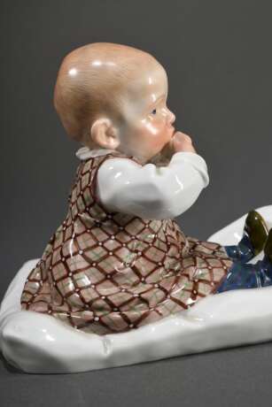 Meissen Hentschelkind "Kind auf Kissen“, Entw.: Konrad Hentschel 1905, Modelnr.: 73355, Bossierernr.: 44, Jahreszeichen: 2001, 13x14x11cm, 1 Schleifstr. - Foto 5