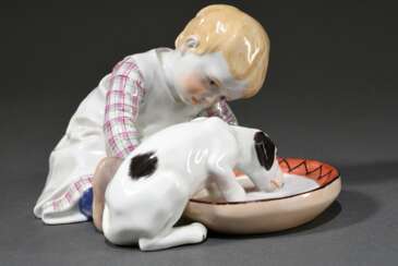 Meissen Hentschelkind &quot;Kind mit trinkendem Hund&quot;, Porzellan polychrom staffiert, Entw.: Konrad Hentschel 1905, Jahreszeichen: 1960, Modellnr.: 73369, Malernnr.: 92, Bossierernr.: 118, H. 9cm