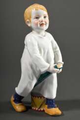 Meissen Hentschelkind „Junge auf Stecken reitend mit Trommel“, Entw.: Konrad Hentschel 1905, Modelnr.: 73365, Bossierernr.: 168, Jahreszeichen: 1950, Malernr.: 3202, H. 19cm, 1 Schleifstr., Stecken gebrochen