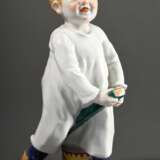 Meissen Hentschelkind „Junge auf Stecken reitend mit Trommel“, Entw.: Konrad Hentschel 1905, Modelnr.: 73365, Bossierernr.: 168, Jahreszeichen: 1950, Malernr.: 3202, H. 19cm, 1 Schleifstr., Stecken gebrochen - фото 1