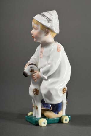 Meissen Hentschelkind „Junge auf Spielzeugpferd mit Zeitungsmütze“, Entw.: Konrad Hentschel 1905, Modelnr.: 73366, Bossierernr.: 20, Jahreszeichen: 1995, Malernr.: 3084, H. 18cm, 1 Schleifstr. - Foto 2