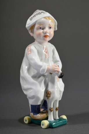 Meissen Hentschelkind „Junge auf Spielzeugpferd mit Zeitungsmütze“, Entw.: Konrad Hentschel 1905, Modelnr.: 73366, Bossierernr.: 20, Jahreszeichen: 1995, Malernr.: 3084, H. 18cm, 1 Schleifstr. - Foto 6