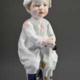 Meissen Hentschelkind „Junge auf Spielzeugpferd mit Zeitungsmütze“, Entw.: Konrad Hentschel 1905, Modelnr.: 73366, Bossierernr.: 20, Jahreszeichen: 1995, Malernr.: 3084, H. 18cm, 1 Schleifstr. - Foto 6