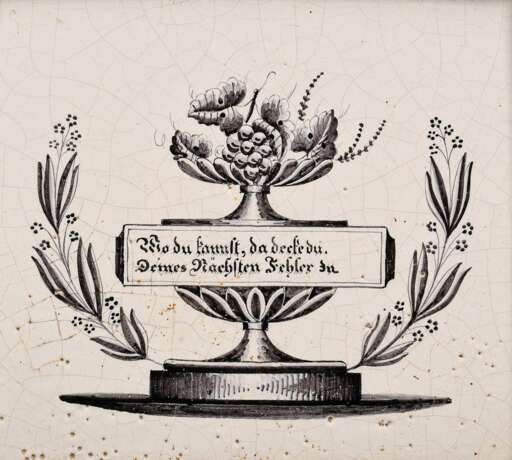 Empire Ofenkachel mit Schwarzlotmalerei "Blumenvase" sowie Sinnspruch "Wo du kannst, da decke du, Deines Nächsten Fehler zu", Deutsch um 1820, 19,3x22cm (m.R. 25,5x27,5cm) - photo 2