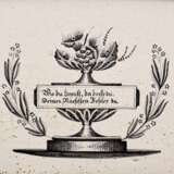 Empire Ofenkachel mit Schwarzlotmalerei "Blumenvase" sowie Sinnspruch "Wo du kannst, da decke du, Deines Nächsten Fehler zu", Deutsch um 1820, 19,3x22cm (m.R. 25,5x27,5cm) - photo 2