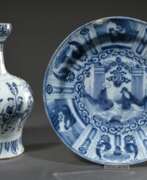 Обзор. 2 Diverse Teile Frankfurter Fayencen mit Blaumalerei Chinoiserien &quot;Personen in Landschaft&quot; auf hellem Scherben, 18.Jh.: 1 Teller (Ø 25cm) und 1 Vase (H. 23cm), beschliffen, best.