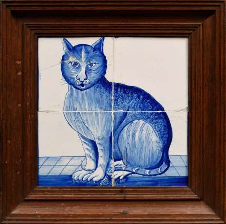 Vierteiliges Fliesenbild "Sitzende Katze" in Blaumalerei, Niederlande 18./19.Jh., 26,5x26,5cm (m.R. 37x37cm), rest. - Foto 1