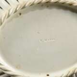 Ovaler Creamware Korb, Pressmarke "F. Mayer", 19.Jh., 24x21cm, Glasurdefekte - photo 3