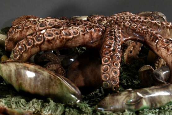 Großes Meeresfrüchte Schaugericht nach Bernard Palissy mit vollplastischer Darstellung von Oktopus, Aalen, Seeigeln, Percebes und Muscheln auf naturalistischen Algen, rötlicher Scherben mit marmorierender brauner Glasur … - photo 4