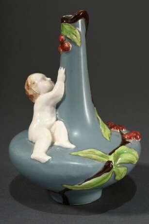 Kleine Jugendstil Keramik Vase mit plastischem Putto und Beeren Motiv auf blass türkisem Fond, um 1900/1910, Boden mit diverse Pressnummern, H. 14,2cm - photo 1