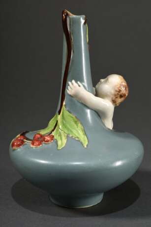 Kleine Jugendstil Keramik Vase mit plastischem Putto und Beeren Motiv auf blass türkisem Fond, um 1900/1910, Boden mit diverse Pressnummern, H. 14,2cm - Foto 2