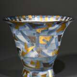 Moderne Keramik Vase mit geometrisch abstrahierter Bemalung in Blau, Gold und Silber, sign. Kirsten Jepsen, um 2000, H. 20cm, Ø 24,5cm - photo 1